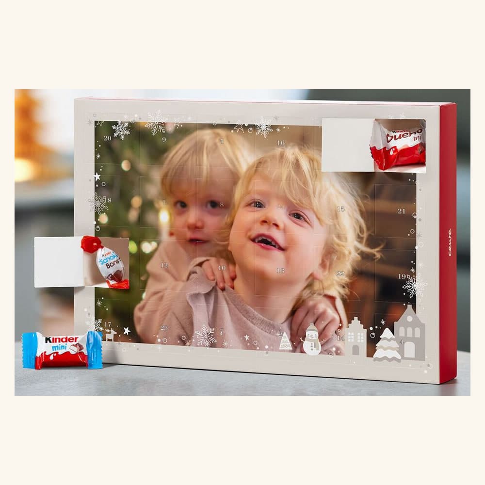 Eksempel fra CEWE: kalenderen med et barnebilde på forsiden og to åpne luker med Kinder-sjokolade. Du bytter ut bildet med ditt eget.