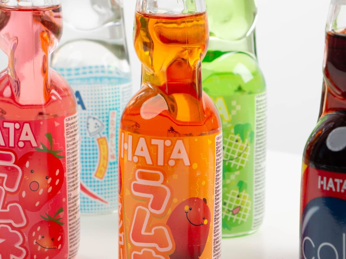 Nærbilde av Ramune-flaskene med glasskulen synlig i halsen